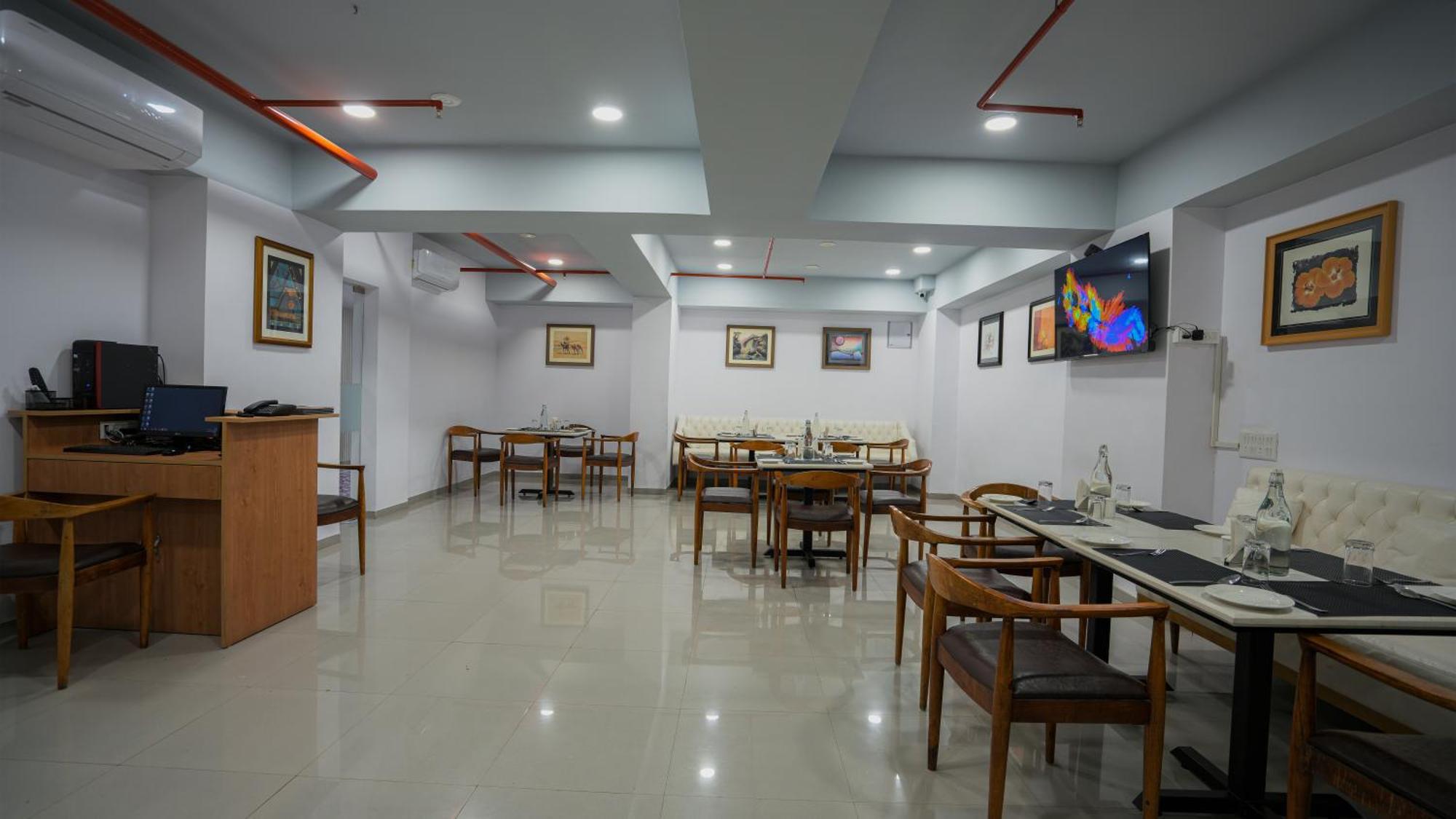 Hotel Downtown Gandhinagar Exterior foto